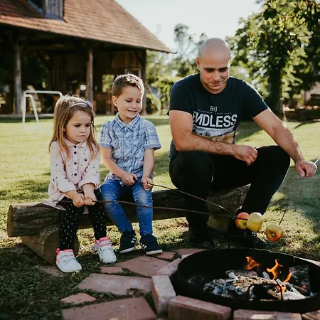 Treehouse Drevesna Hiska Strkovo Gnezdo Ranc Jures אוהל מפואר ליוטומר